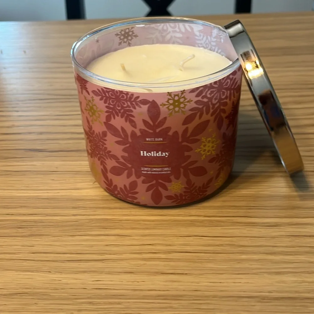 - Bath & Body Works 3 Wick Candle. Holiday.